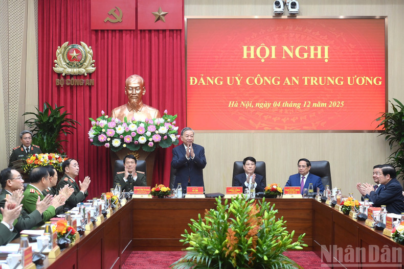 El secretario general del PCV, To Lam, y dirigentes del Partido y del Estado en la conferencia..