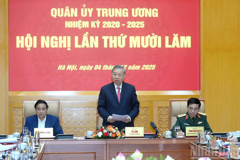 El secretario general del PCV y secretario de la Comisión Militar Central, To Lam, pronuncia un discurso en la cita.