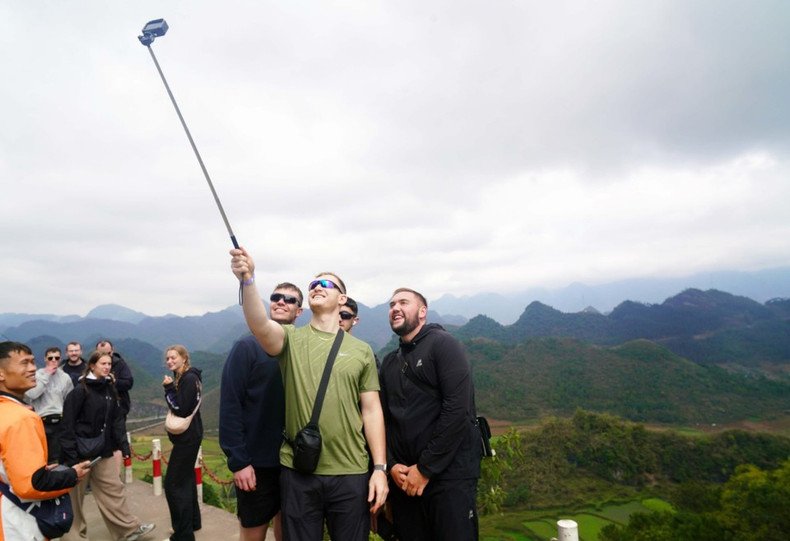 Turistas disfrutan capturando momentos en la Meseta rocosa de Dong Van. (Foto: VNA)