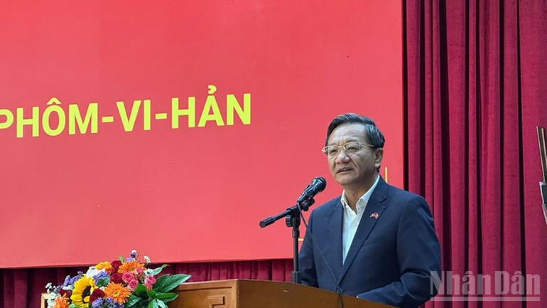 El embajador de Vietnam en Laos, Nguyen Minh Tam, interviene en el evento.