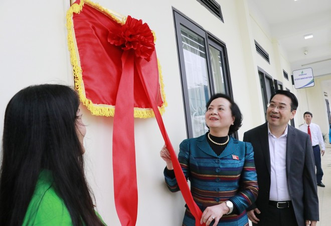 La viceprimera ministra de Vietnam, Pham Thi Thanh Tra, en la inauguración de un aula práctica de educación STEM. (Foto: VNA)