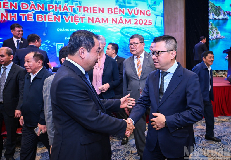 Los delegados conversan al margen del foro.
