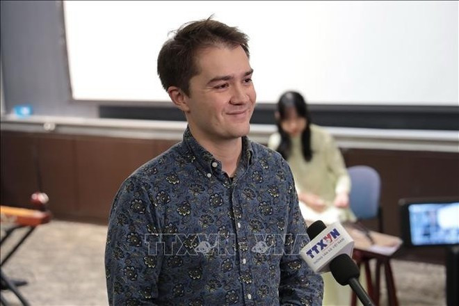 El director franco-vietnamita François Bibonne en la entrevista. (Foto: VNA)