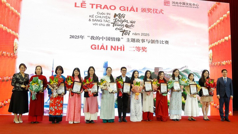 El comité organizador otorga el segundo premio a los autores.