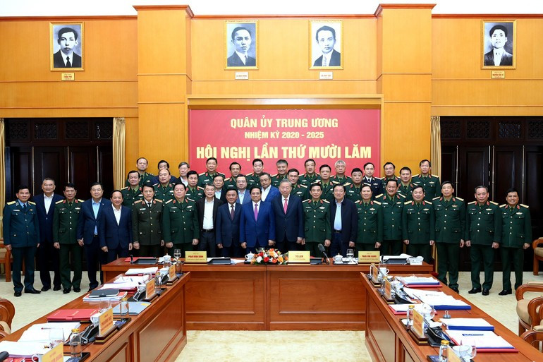 El secretario general del PCV, To Lam, y los delegados en la reunión. (Foto: Nhan Dan)