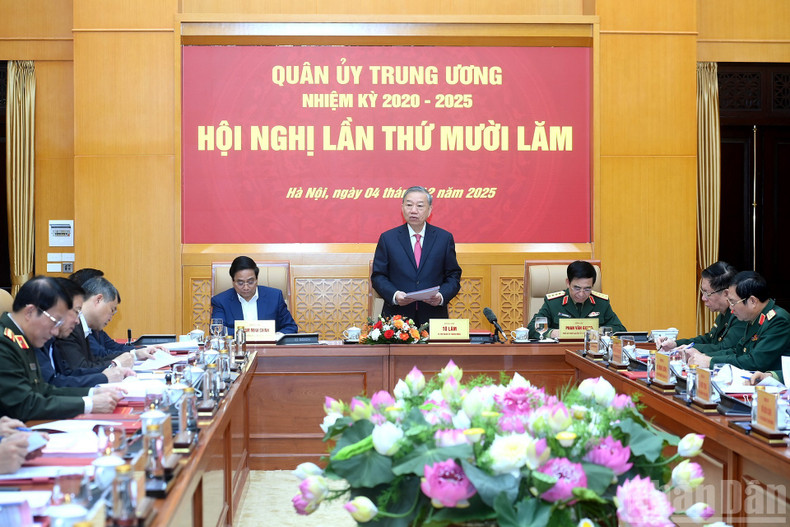 El secretario general del PCV y secretario de la Comisión Militar Central, To Lam, pronuncia un discurso en el evento.