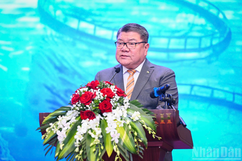 El doctor Nico Barito, enviado especial del presidente de la República de Seychelles ante la Asean, presenta una ponencia sobre el capital natural y los créditos de carbono verde.