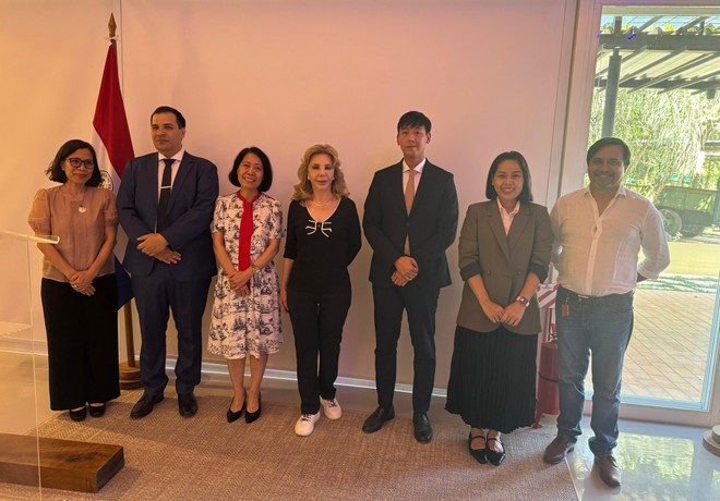 La embajadora Ngo Minh Nguyet, junto con el ministro de la Secretaría de Políticas Lingüísticas, Javier Viveros, la cónsul honoraria de Vietnam, María Del Carmen Pérez, y otros delegados. (Foto: VNA)
