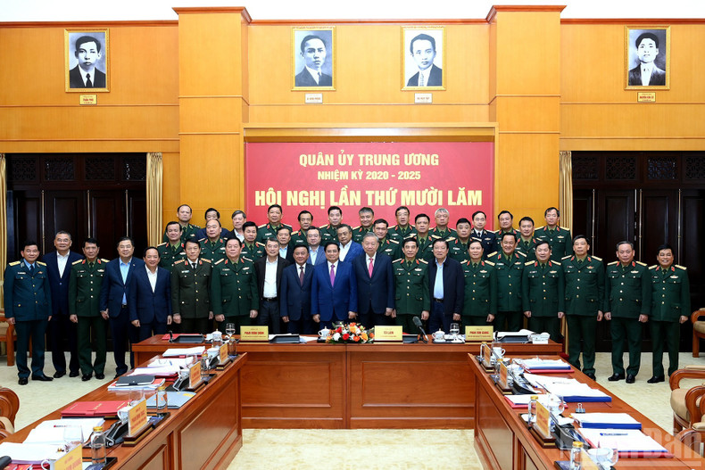 To Lam y los dirigentes del Partido, del Estado, junto con los delegados en la cita.