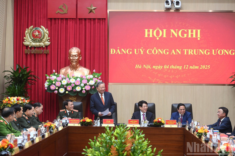 El líder partidista pronuncia su discurso.