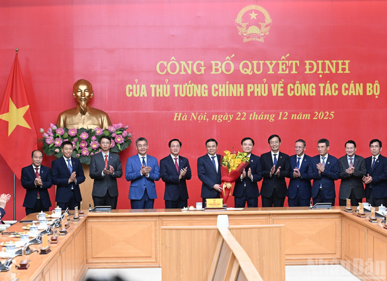 Los delegados felicitan al ministro interino de Industria y Comercio, Le Manh Hung.