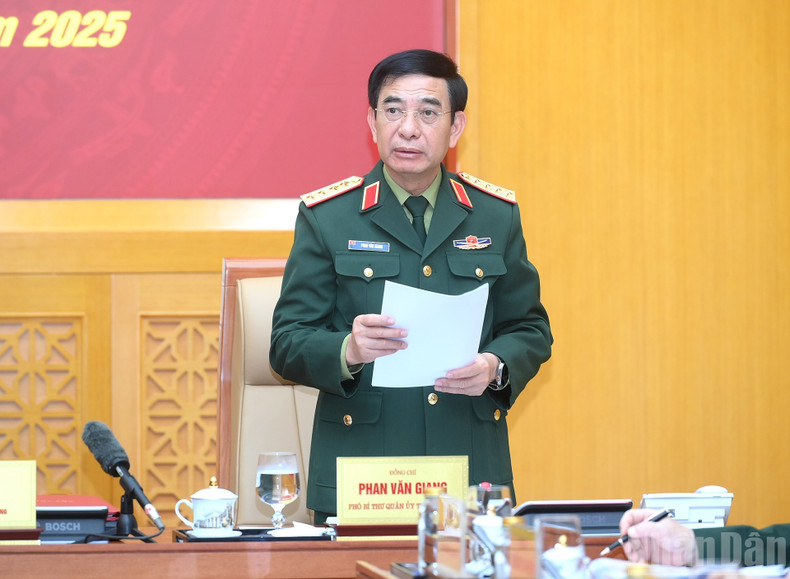 El general Phan Van Giang, miembro del Buró Político, vicesecretario de la Comisión Militar Central y ministro de Defensa, interviene en la reunión.