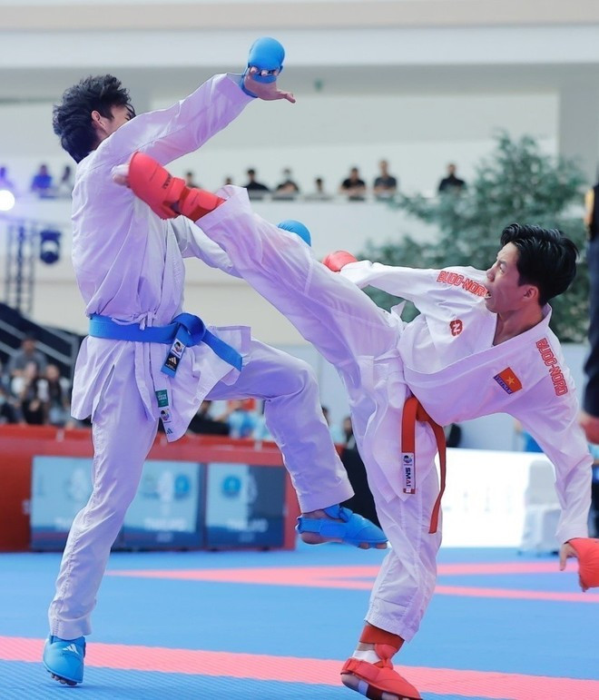 Khuat Hai Nam brilla con una victoria contundente por 6-1 ante el tailandés Chanchang en kumite -67 kg. (Foto: VNA)