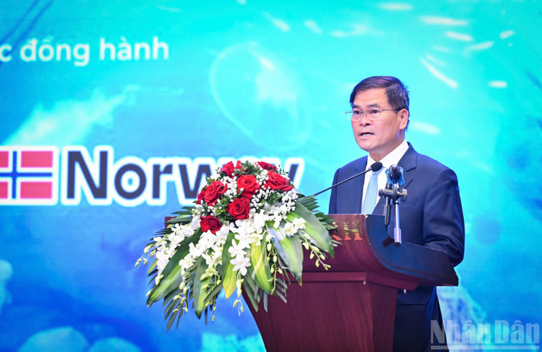 Bui Van Khang, subsecretario del Comité del Partido y presidente del Comité Popular de Quang Ninh, ofrece el discurso de bienvenida.