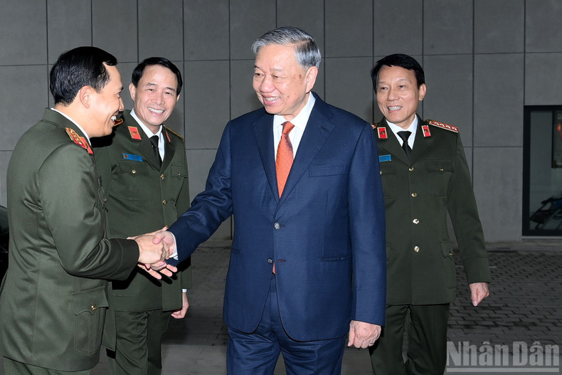 El secretario general del PCV, To Lam, asiste a la ceremonia.