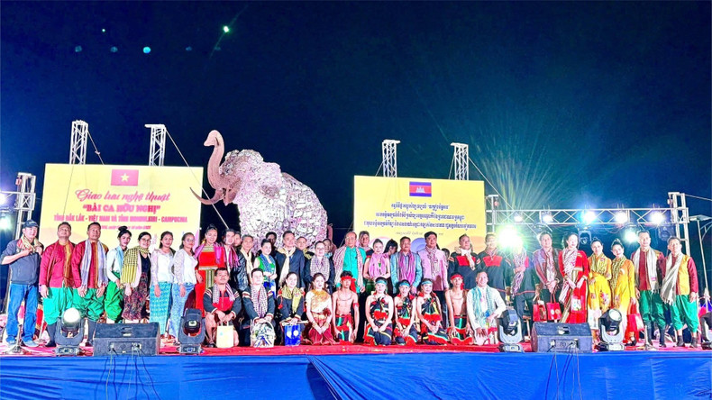 Autoridades de la provincia de Mondulkiri, junto con los cantantes y artistas de Dak Lak y Mondulkiri en el programa.