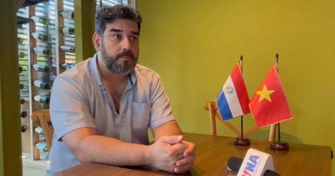 El secretario general del Partido Comunista de Paraguay, Najeeb Amado, en una entrevista con VNA con motivo del 30 aniversario del establecimiento de las relaciones diplomáticas con Vietnam. (Foto: VNA)