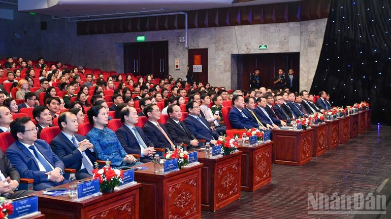 El primer ministro Pham Minh Chinh, junto con los dirigentes y delegados en la ceremonia.