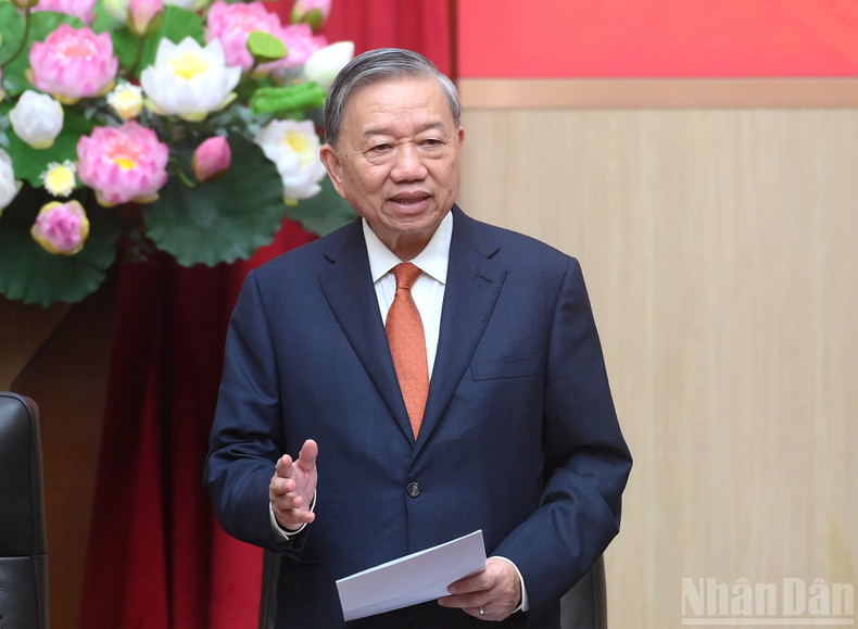 To Lam pronuncia el discurso de clausura.