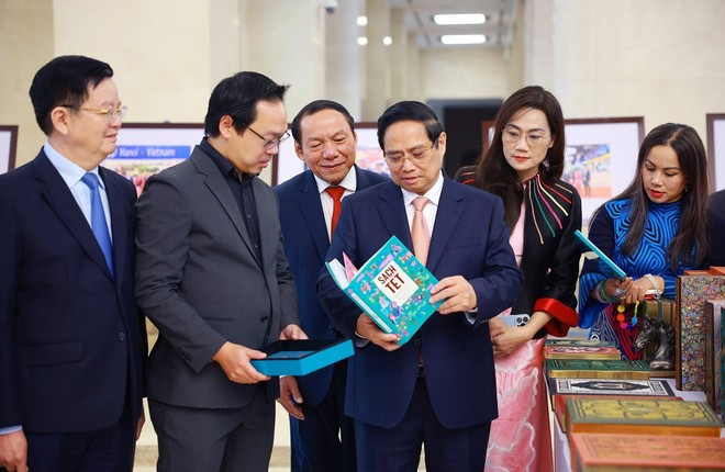 El primer ministro de Vietnam, Pham Minh Chinh, visita la exposición de productos del sector de Cultura, Deporte y Turismo. (Foto: VNA)