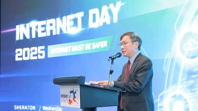Vu Hoang Lien, presidente de la Asociación de Internet de Vietnam, interviene en el evento.
