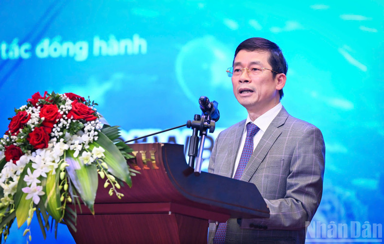 Nguyen Duy Hung, subjefe de la Comisión de Políticas y Estrategias del Comité Central del PCV, presenta el informe introductorio en la sesión inaugural.