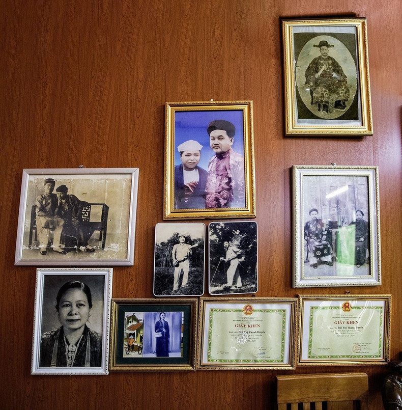 Sala de exhibición con fotografías históricas de la familia Dinh Cong, conservadas por Dinh Cong Thao en la comuna Luong Son, provincia de Phu Tho. (Foto: VNA) Sala de exhibición con fotografías históricas de la familia Dinh Cong, conservadas por Dinh Cong Thao en la comuna Luong Son, provincia de Phu Tho. (Foto: VNA)