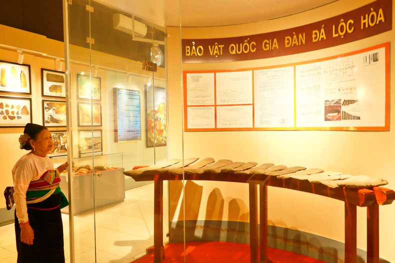 El xilófono de piedra de Loc Hoa, declarado Tesoro Nacional en 2018, se exhibe en el Espacio de Exhibición Cultural de Binh Phuoc, dentro del Museo provincial de Dong Nai. (Foto: VNA) El xilófono de piedra de Loc Hoa, declarado Tesoro Nacional en 2018, se exhibe en el Espacio de Exhibición Cultural de Binh Phuoc, dentro del Museo provincial de Dong Nai. (Foto: VNA)