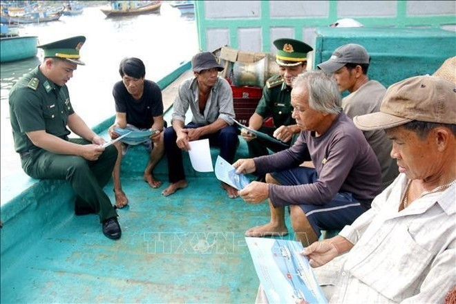 La Estación de Guardia Fronteriza de Thanh Hai lanza una intensa campaña de comunicación en el puerto para concienciar a los pescadores sobre la lucha contra la pesca ilegal. (Foto: VNA) La Estación de Guardia Fronteriza de Thanh Hai lanza una intensa campaña de comunicación en el puerto para concienciar a los pescadores sobre la lucha contra la pesca ilegal. (Foto: VNA)