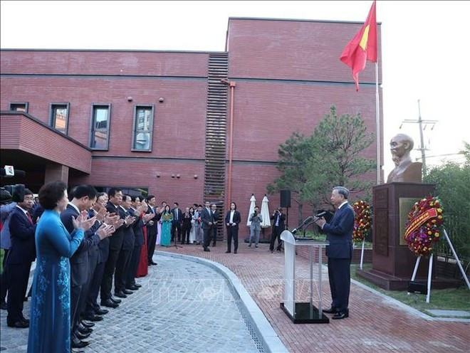 En la ceremonia de inauguración del busto del Presidente Ho Chi Minh en el recinto de la Embajada de Vietnam en Corea del Sur. (Foto: VNA) En la ceremonia de inauguración del busto del Presidente Ho Chi Minh en el recinto de la Embajada de Vietnam en Corea del Sur. (Foto: VNA)