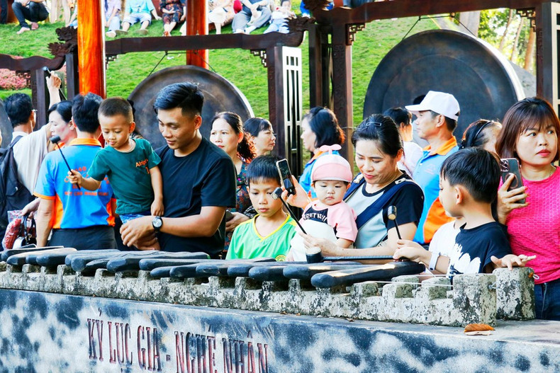 Visitantes se animan a tocar el xilófono de piedra como parte de una experiencia cultural interactiva en la aldea Bom Bo. (Foto: VNA) Visitantes se animan a tocar el xilófono de piedra como parte de una experiencia cultural interactiva en la aldea Bom Bo. (Foto: VNA)