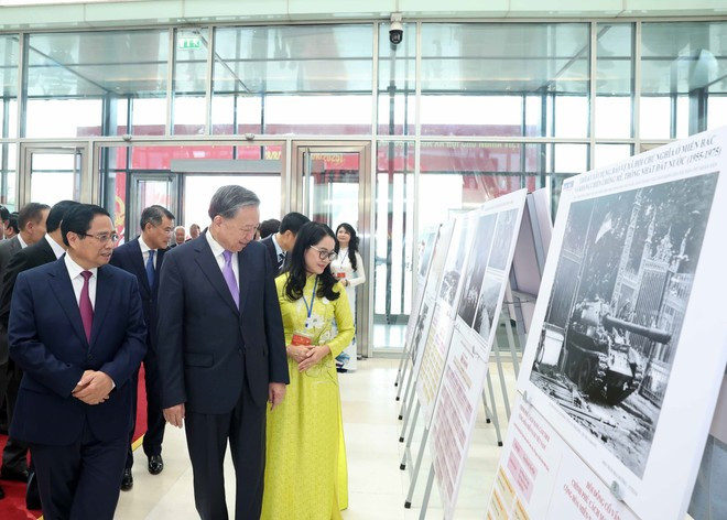 El secretario general del Partido Comunista de Vietnam, To Lam, y el primer ministro Pham Minh Chinh visitan una exposición fotográfica "Bajo la bandera del Partido, 80 años del Gobierno al servicio de la Patria y el Pueblo". (Foto: VNA) El secretario general del Partido Comunista de Vietnam, To Lam, y el primer ministro Pham Minh Chinh visitan una exposición fotográfica "Bajo la bandera del Partido, 80 años del Gobierno al servicio de la Patria y el Pueblo". (Foto: VNA)
