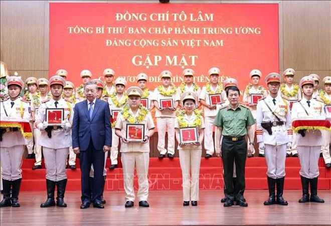 El secretario general del Partido Comunista de Vietnam, To Lam, y el ministro de Seguridad Pública, Luong Tam Quang, entregan obsequios a efectivos destacados. (Foto: VNA) El secretario general del Partido Comunista de Vietnam, To Lam, y el ministro de Seguridad Pública, Luong Tam Quang, entregan obsequios a efectivos destacados. (Foto: VNA)