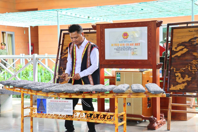 Una presentación de xilófono de piedra en la antigua base del Cuartel General del Ejército de Liberación del Sur, en Loc Ninh, en la antigua provincia de Binh Phuoc. (Foto: VNA) Una presentación de xilófono de piedra en la antigua base del Cuartel General del Ejército de Liberación del Sur, en Loc Ninh, en la antigua provincia de Binh Phuoc. (Foto: VNA)