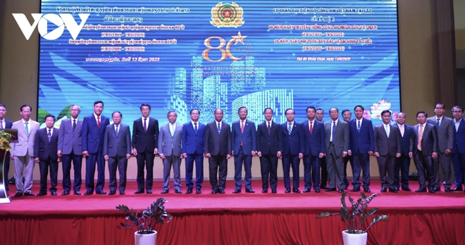 En la reunión para celebrar el 80 aniversario de la Policía Popular de Vietnam (19 de agosto de 1945) en Vientián el 13 de agosto. (Foto: VNA) En la reunión para celebrar el 80 aniversario de la Policía Popular de Vietnam (19 de agosto de 1945) en Vientián el 13 de agosto. (Foto: VNA)