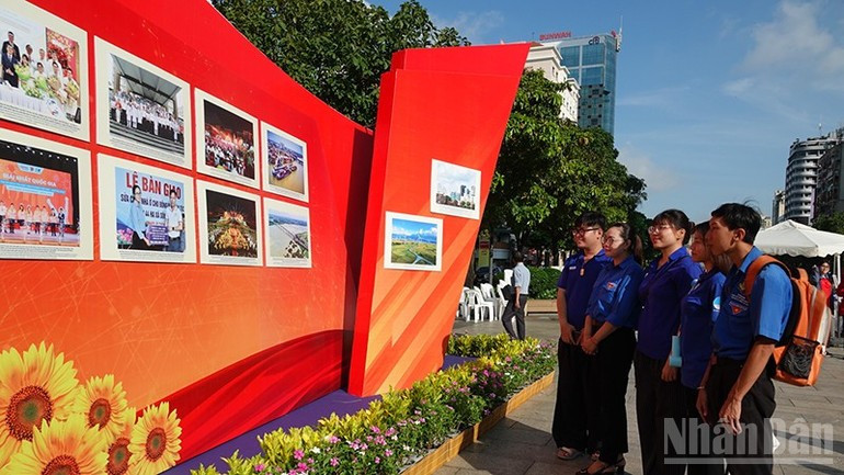 Los jóvenes visitan la exposición en la calle peatonal Nguyen Hue. Los jóvenes visitan la exposición en la calle peatonal Nguyen Hue.