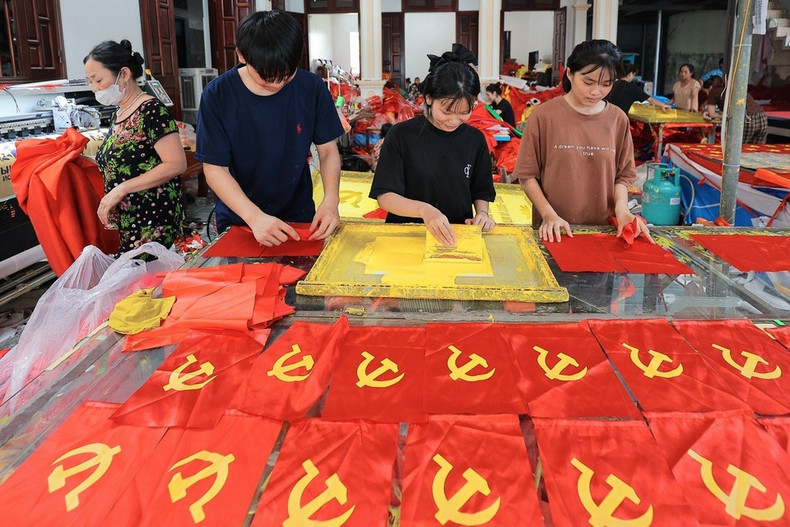 Cada etapa, cada bandera, es realizada minuciosamente por los habitantes de la zona. (Foto: VNA)