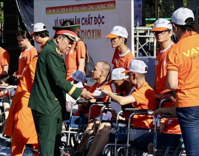 Líderes de la Asociación de Víctimas del Agente Naranja/Dioxina entregan regalos a los víctimas de la sustancia química tóxica durante el evento. (Foto: VNA) Líderes de la Asociación de Víctimas del Agente Naranja/Dioxina entregan regalos a los víctimas de la sustancia química tóxica durante el evento. (Foto: VNA)