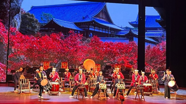 Presentación del grupo japonés de tambores festivos. Presentación del grupo japonés de tambores festivos.