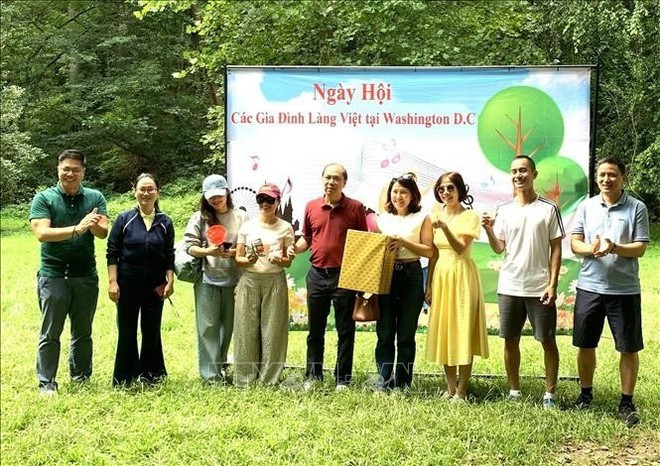 El embajador Nguyen Quoc Dung (centro) entrega obsequios a los ganadores de los juegos deportivos del festival. (Foto: VNA) El embajador Nguyen Quoc Dung (centro) entrega obsequios a los ganadores de los juegos deportivos del festival. (Foto: VNA)