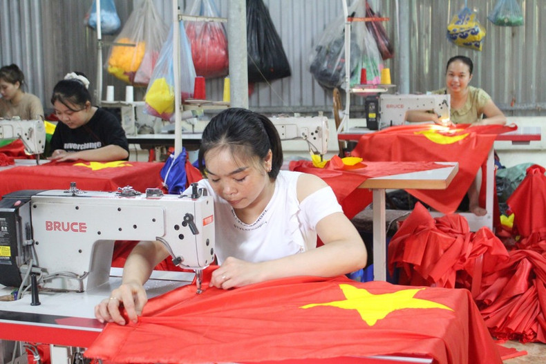 Con la llegada del Día Nacional, la producción en las aldeas de Giap Long y Tu Van, en la comuna de Chuong Duong, se vuelve cada vez más dinámica. (Foto: VNA) Con la llegada del Día Nacional, la producción en las aldeas de Giap Long y Tu Van, en la comuna de Chuong Duong, se vuelve cada vez más dinámica. (Foto: VNA)