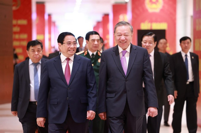 El primer ministro Pham Minh Chinh da la bienvenida al secretario general del Partido Comunista de Vietnam, To Lam, a una solemne ceremonia para conmemorar el 80º aniversario de la fundación del Gobierno de la República Socialista de Vietnam. (Foto: VNA) El primer ministro Pham Minh Chinh da la bienvenida al secretario general del Partido Comunista de Vietnam, To Lam, a una solemne ceremonia para conmemorar el 80º aniversario de la fundación del Gobierno de la República Socialista de Vietnam. (Foto: VNA)