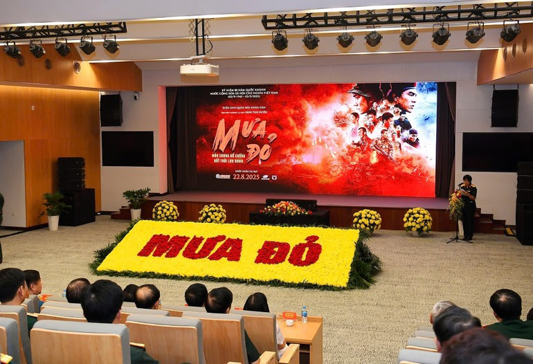 Proyección de la película “Lluvia roja” en el Museo de Historia Militar de Vietnam. Proyección de la película “Lluvia roja” en el Museo de Historia Militar de Vietnam.