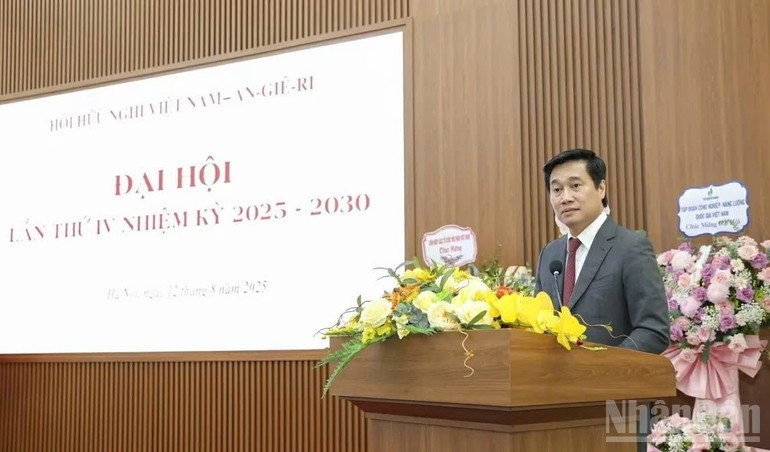 El viceministro de Construcción, Nguyen Tuong Van, presidente de la Asociación de Amistad Vietnam-Argelia para el período 2025-2030, habla en el evento. El viceministro de Construcción, Nguyen Tuong Van, presidente de la Asociación de Amistad Vietnam-Argelia para el período 2025-2030, habla en el evento.