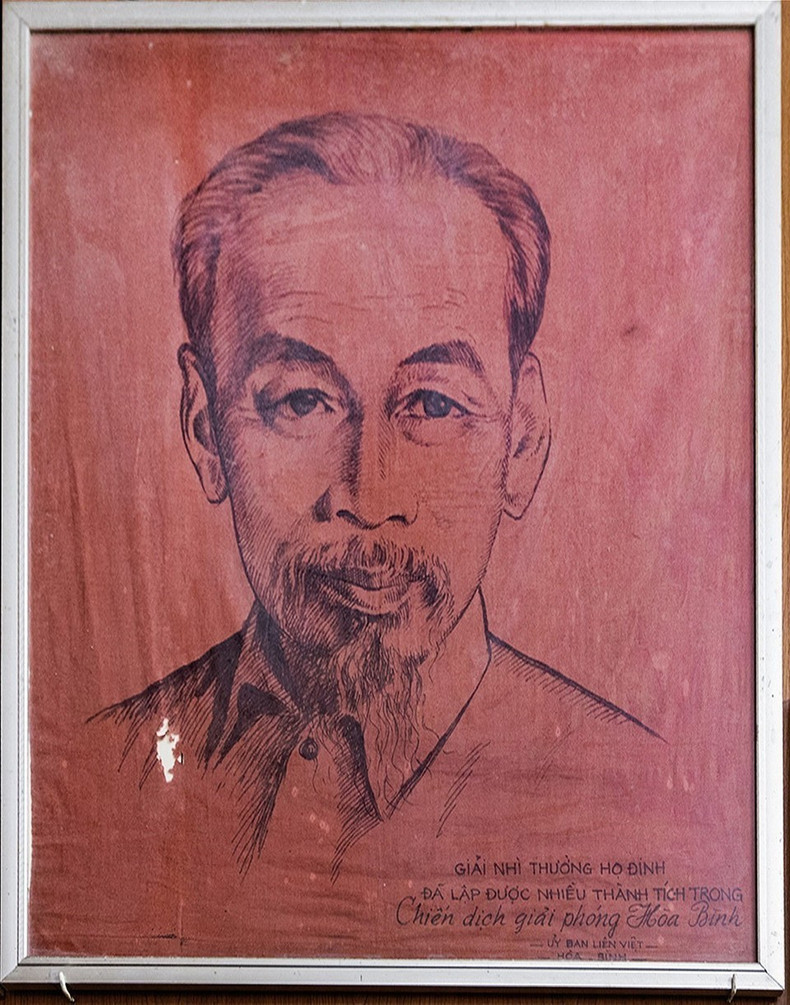 Reconocimiento otorgado a la familia Dinh Cong por sus destacados méritos en la campaña de liberación de la provincia de Hoa Binh (actual provincia de Phu Tho). (Foto: VNA) Reconocimiento otorgado a la familia Dinh Cong por sus destacados méritos en la campaña de liberación de la provincia de Hoa Binh (actual provincia de Phu Tho). (Foto: VNA)