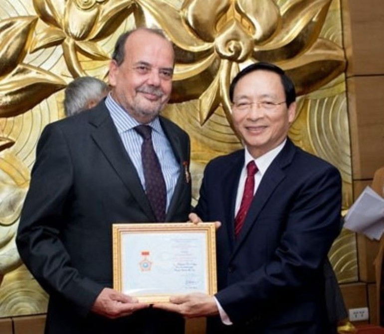 El embajador de Chile en Vietnam, Claudio De Negri, recibe la Medalla Conmemorativa “Por la Paz y la Amistad entre los Pueblos”, otorgada por la Unión de Organizaciones de Amistad de Vietnam (VUFO). El embajador de Chile en Vietnam, Claudio De Negri, recibe la Medalla Conmemorativa “Por la Paz y la Amistad entre los Pueblos”, otorgada por la Unión de Organizaciones de Amistad de Vietnam (VUFO).