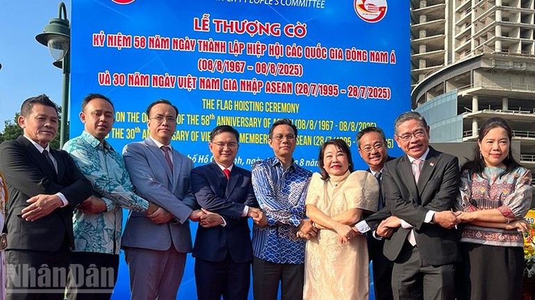 Los delegados se estrechan las manos en muestra del espíritu de unidad de la Comunidad de la Asean. Los delegados se estrechan las manos en muestra del espíritu de unidad de la Comunidad de la Asean.