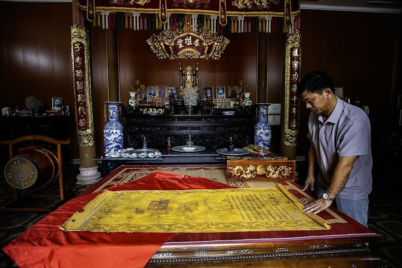 Dinh Cong Thao, bisnieto de Dinh Cong Thinh - quien fue gobernador de Hoa Binh entre 1919 y 1928 - junto a los documentos oficiales reales que reconocen a la familia Dinh Cong. (Foto: VNA) Dinh Cong Thao, bisnieto de Dinh Cong Thinh - quien fue gobernador de Hoa Binh entre 1919 y 1928 - junto a los documentos oficiales reales que reconocen a la familia Dinh Cong. (Foto: VNA)