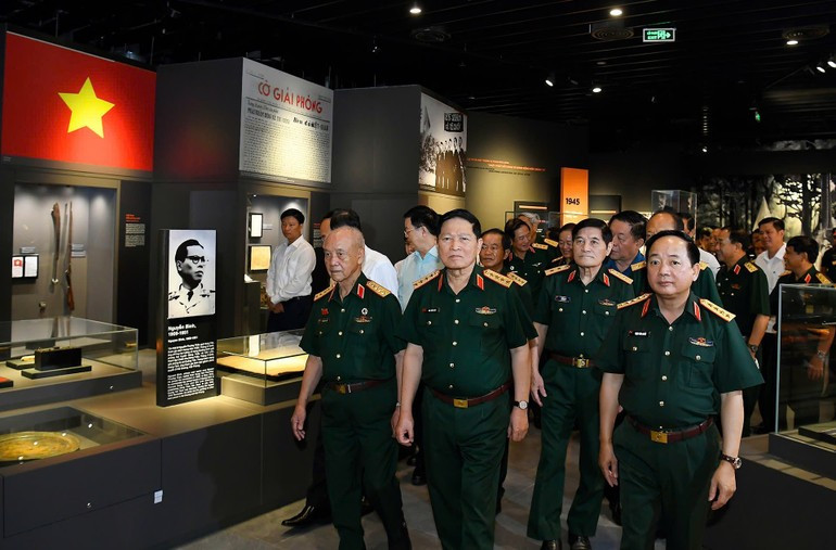 Los delegados visitan el Museo de Historia Militar de Vietnam. Los delegados visitan el Museo de Historia Militar de Vietnam.
