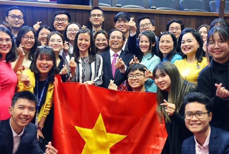 El primer ministro de Vietnam, Pham Minh Chinh, se reúne con estudiantes connacionales en la Universidad Victoria de Wellington (Wellington, 11 de marzo de 2024). (Foto: VNA) El primer ministro de Vietnam, Pham Minh Chinh, se reúne con estudiantes connacionales en la Universidad Victoria de Wellington (Wellington, 11 de marzo de 2024). (Foto: VNA)